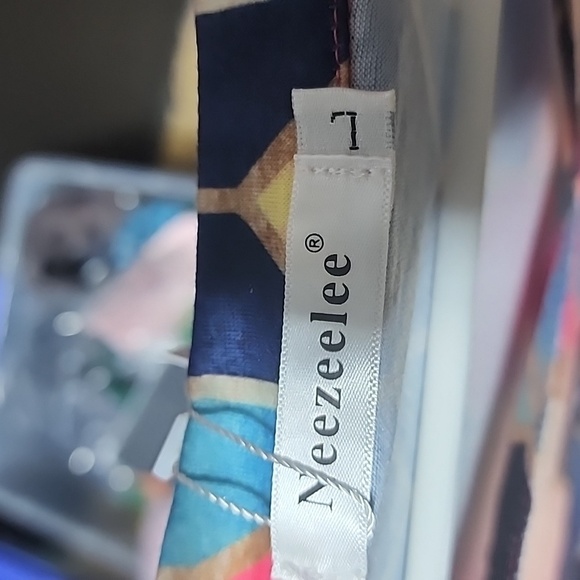 Women's top NWT - Picture 3 of 4